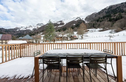 Jarsy House | Holiday Home 'La Grange De Fernande - 8 Personnes' with Mountain View, Terrace and Wi-Fi
