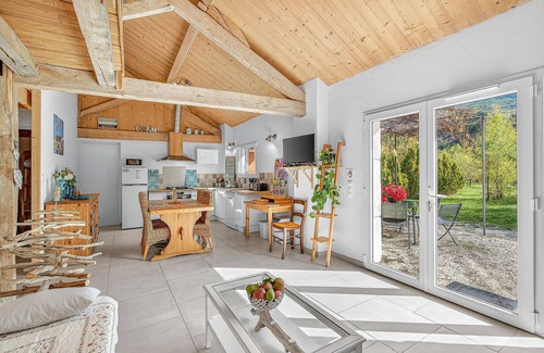 Le Saix House | Holiday Home 'La Grange Des Pépinières' with Mountain View and Wi-Fi