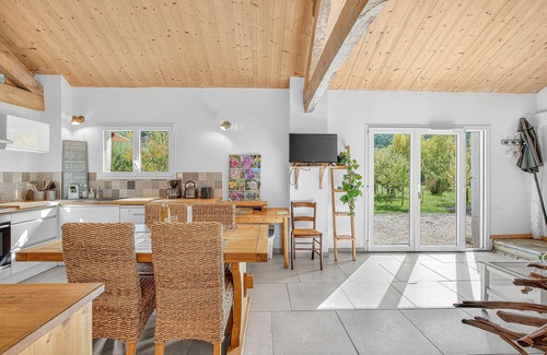 Le Saix House | Holiday Home 'La Grange Des Pépinières' with Mountain View and Wi-Fi