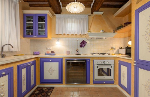 Gambassi Terme House | Holiday Home 'La Casina Di Borgo Mommialla' with Shared Pool, Wi-Fi and Air Conditioning