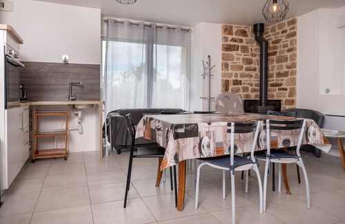 Baden House | Holiday Home 'La Longère Du Cosquer' with Private Terrace, Private Garden and Wi-Fi