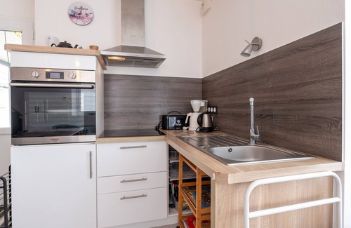 Baden House | Holiday Home 'La Longère Du Cosquer' with Private Terrace, Private Garden and Wi-Fi