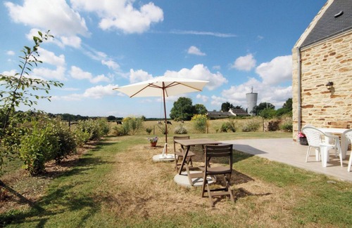 Baden House | Holiday Home 'La Longère Du Cosquer' with Private Terrace, Private Garden and Wi-Fi