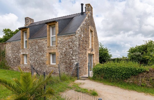 Baden House | Holiday Home 'La Longère Du Cosquer' with Private Terrace, Private Garden and Wi-Fi