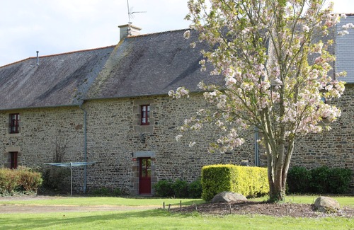 Baguer-Pican House | Holiday Home 'La Maison Bienvenüe' with Private Garden and Wi-Fi