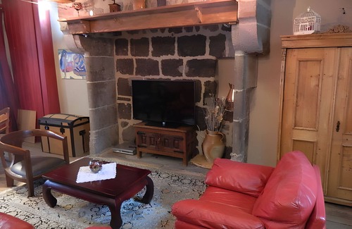 Murat House | Holiday Home 'La Maison De Marie' with Private Terrace and Wi-Fi