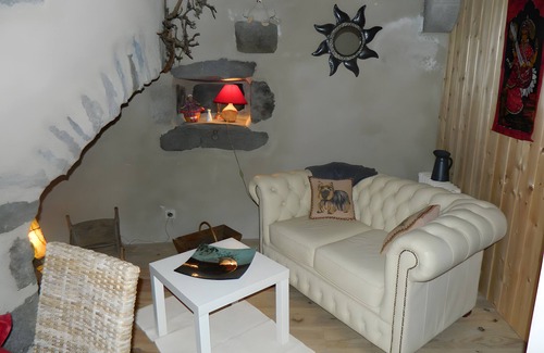 Murat House | Holiday Home 'La Maison De Marie' with Private Terrace and Wi-Fi