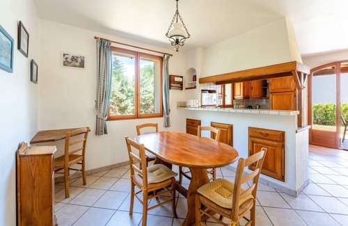 Chateaurenard House | Holiday Home 'La Provençale' with Private Pool, Wi-Fi and Air Conditioning