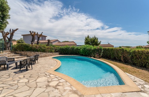 Chateaurenard House | Holiday Home 'La Provençale' with Private Pool, Wi-Fi and Air Conditioning