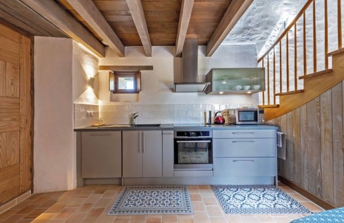 Commana House | Holiday Home 'La Petite Maison - Piscine - Spa' with Shared Pool, Private Terrace and Wi-Fi