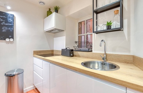Beziers City Centre House | Holiday Home 'La Reine' with Wi-Fi and Air Conditioning