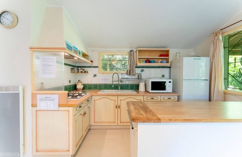 Mondragon House | Holiday Home 'La Romarine' with Shared Pool, Wi-Fi and Air Conditioning