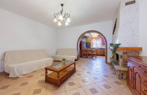 Pujaire House | Holiday Home 'La Tierra' with Private Terrace