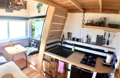 Sisteron House | Holiday Home 'La Tiny House De Peggy' with Mountain View, Private Terrace and Air Conditioning