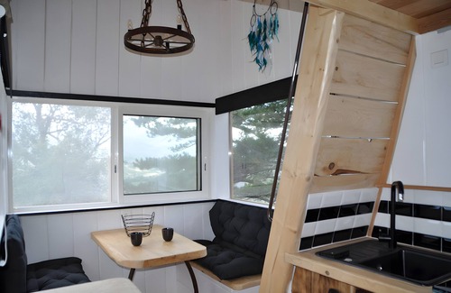 Sisteron House | Holiday Home 'La Tiny House De Peggy' with Mountain View, Private Terrace and Air Conditioning