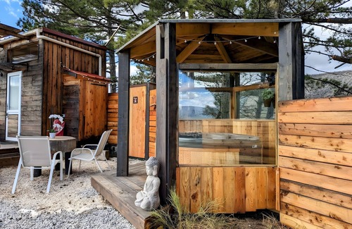 Sisteron House | Holiday Home 'La Tiny House De Peggy' with Mountain View, Private Terrace and Air Conditioning