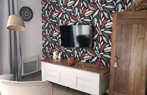 Neant-sur-Yvel House | Holiday Home “Le Gîte de Marguerite” with Wi-Fi