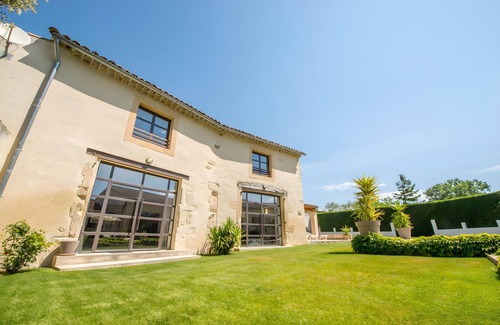 Visan House | Holiday Home 'Le Mas Du Batadou' with Wi-Fi and Air Conditioning