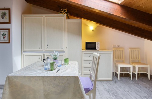 Valfabbrica House | Holiday Home "Le More - Casa Zara" with Shared Garden & Wi-Fi