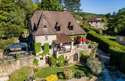 Saint-Cyprien House | Holiday Home 'Le Pigeonnier De Sinzelle' with Private Pool, Private Terrace and Wi-Fi