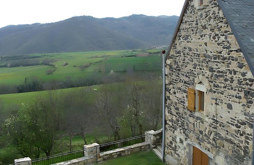 Rentieres House | Holiday Home 'Le Panorama' with Mountain View, Shared Terrace and Wi-Fi