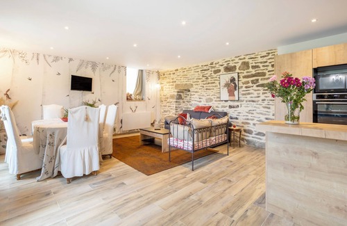 Concarneau House | Holiday Home 'Le Penty - Proche Plages Et Centre' with Private Terrace, Shared Garden and Wi-Fi