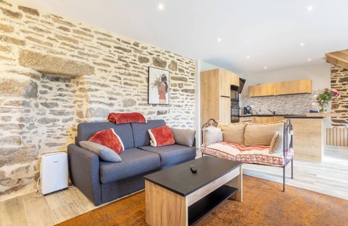 Concarneau House | Holiday Home 'Le Penty - Proche Plages Et Centre' with Private Terrace, Shared Garden and Wi-Fi