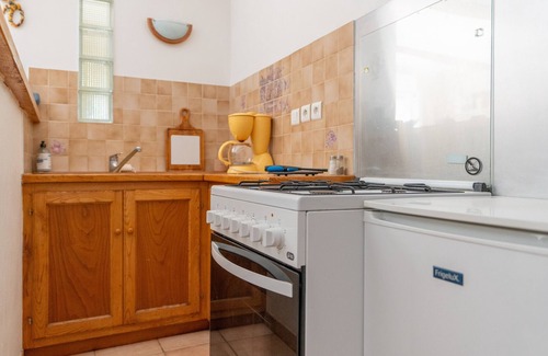 Cazilhac House | Holiday Home 'Le Tinou' with Private Garden and Wi-Fi