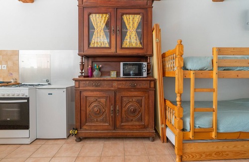 Cazilhac House | Holiday Home 'Le Tinou' with Private Garden and Wi-Fi