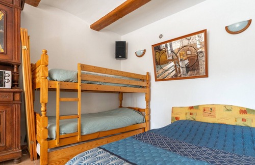 Cazilhac House | Holiday Home 'Le Tinou' with Private Garden and Wi-Fi