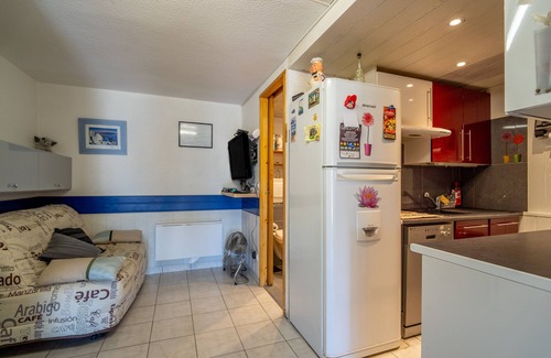 Saint-Pierre-la-Mer House | Holiday Home 'Les Eaux Vives 1' with Sea View, Shared Pool and Private Terrace