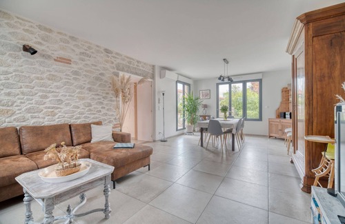 Caraman House | Holiday Home 'Les Echaunes' with Private Terrace, Wi-Fi and Air Conditioning