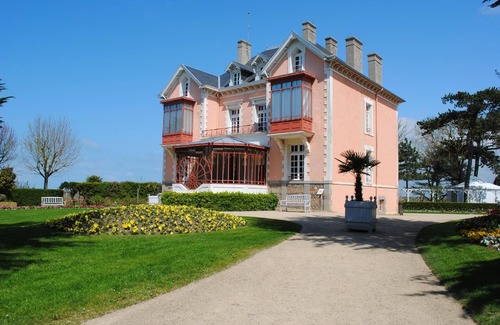 Jullouville-les-Pins House | Holiday home "Les flots bleus