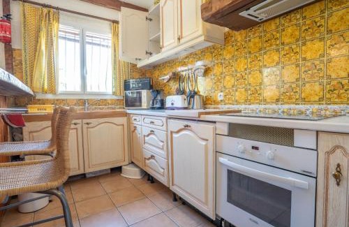 La Madrague House | Holiday Home Les Jardins de Sinople by Interhome