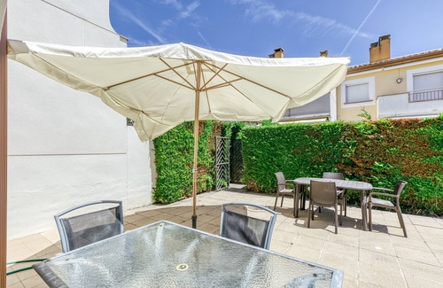 L'Estartit House | Holiday Home 'Les Medes' with Shared Pool, Wi-Fi and Air Conditioning