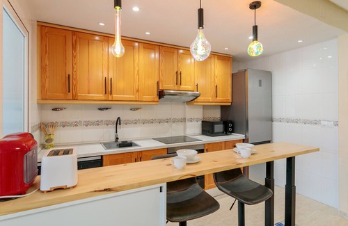 Los Arenales del Sol House | Holiday Home 'Limón' with Shared Pool, Wi-Fi and Air Conditioning