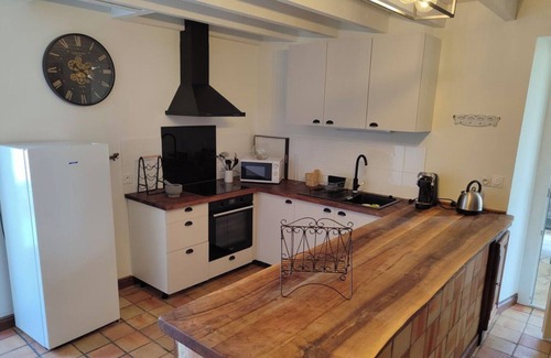 Vanxains House | Holiday Home 'Logis De La Chambre À Blé' with Private Pool, Shared Terrace and Wi-Fi