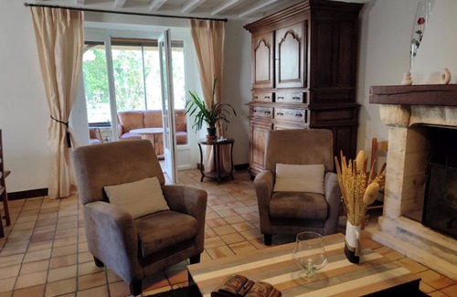 Vanxains House | Holiday Home 'Logis De La Chambre À Blé' with Private Pool, Shared Terrace and Wi-Fi