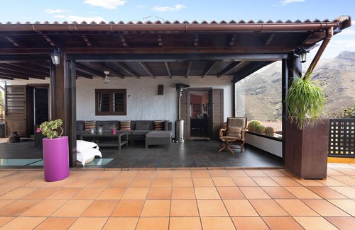 Agaete House | Holiday Home 'Los Jazmines' with Sea Views, Private Hot Tub and Wi-Fi