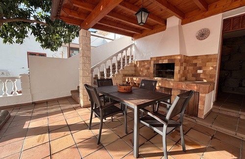 Agaete House | Holiday Home 'Los Mangos' with Sea View, Shared Terrace and Wi-Fi