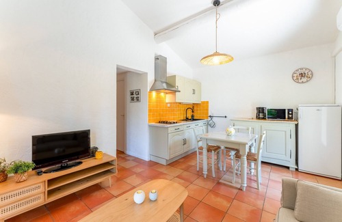 Bedoin House | Holiday Home 'Lou Cigaloun' with Shared Pool, Wi-Fi and Air Conditioning