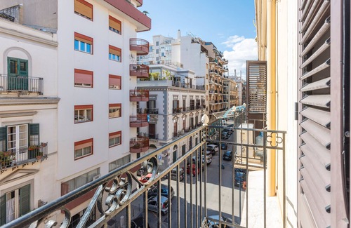 Ruggero Settimo House | Holiday Home 'Lulù Palermo' with Balcony, Wi-Fi and Air Conditioning