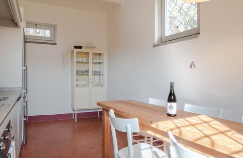 Cortona Apartment | Holiday Home 'Magazzino 1' with Shared Pool, Wi-Fi and Air Conditioning