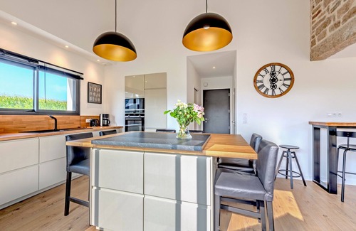 Saint-Fregant House | Holiday Home 'Maison - Spa - Proche Plage Et Gr34' with Terrace, Garden and Wi-Fi