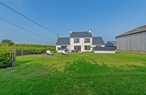 Saint-Fregant House | Holiday Home 'Maison - Spa - Proche Plage Et Gr34' with Terrace, Garden and Wi-Fi