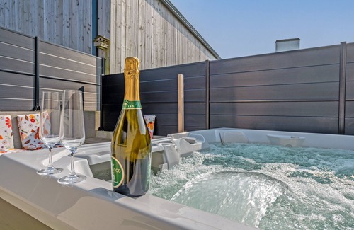 Saint-Fregant House | Holiday Home 'Maison - Spa - Proche Plage Et Gr34' with Terrace, Garden and Wi-Fi