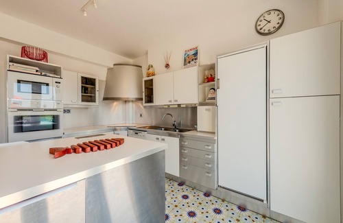 Crozon House | Holiday Home 'Maison 10 Pers 2kms De La Plage' with Sea View, Private Terrace and Wi-Fi