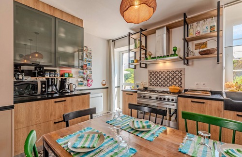 Lesneven House | Holiday Home 'Maison 8 Pers Plein Centre Ville' with Private Terrace, Private Garden and Wi-Fi