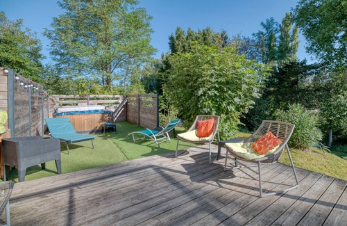 Revel House | Holiday Home 'Maison Avec Piscine Et Remous' with Private Pool, Private Terrace and Wi-Fi