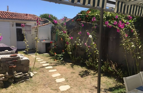 Ile-d'Aix House | Holiday Home 'Maison De Village' with Private Terrace, Private Garden and Wi-Fi